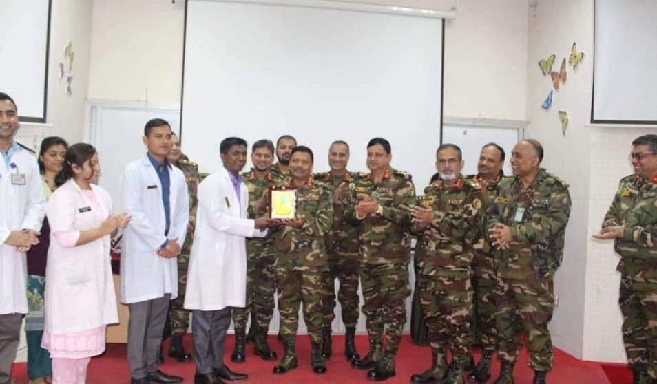 Founder President receiving crest of recognition from Maj. Gen. Mustafizur Rahman Commandant, Armed Forces Medical College